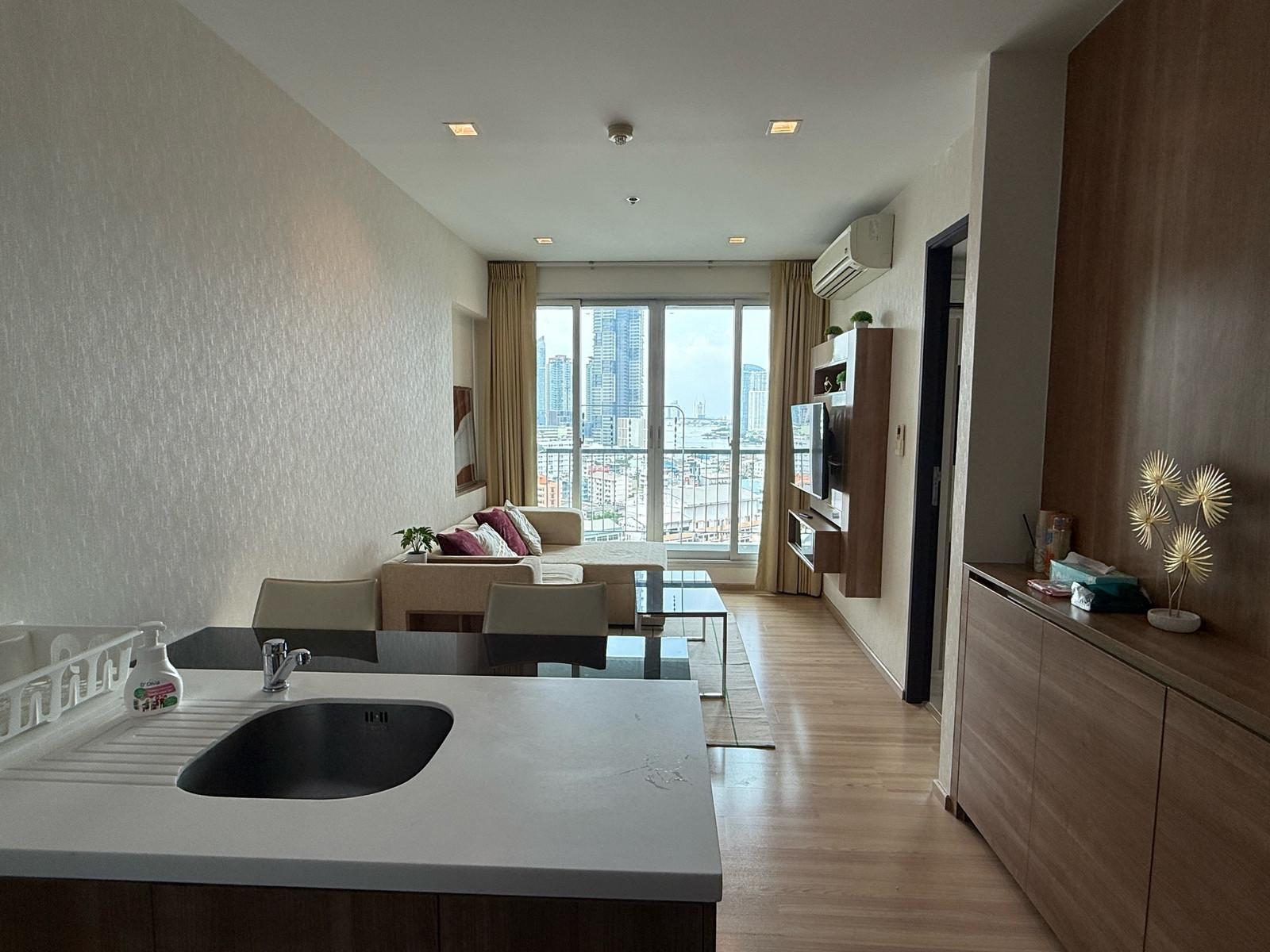ให้เช่า Rhythm Sathorn เพียง 300 ม. bts สะพานตากสิน ใกล้ บางรัก เจรืญกรุง สีลม ห้อง 45 ตร.ม. วิวเจ้าพระยา 25,000 / เดือน สนใจ 097 - 465 5644 T.C HOME ให้เช่า Rhythm Sathorn เพียง 300 ม. bts สะพานตากสิน ใกล้ บางรัก เจรืญกรุง สีลม ห้อง 45 ตร.ม. วิวเจ้าพระยา 25,000 / เดือน สนใจ 097 - 465 5644 T.C HOME