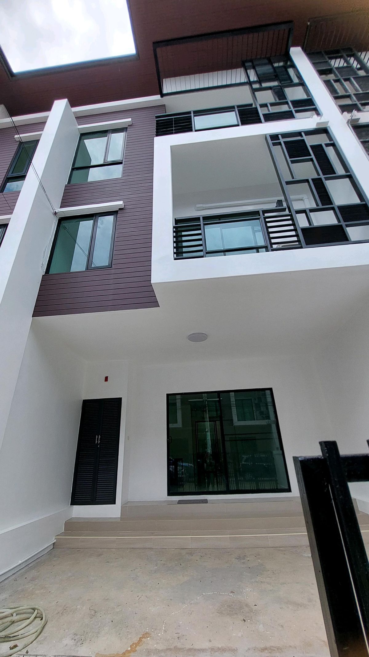 ขายทาวน์โฮม renovate ใหม่ ไอฟีล บางนา /ให้เฟอร์ทั้งหลัง ใกล้เมกะ แบบ 3 ชั้น ขนาด 21.3 ตร.วา /พื้นที่ใช้สอย 194 ตรม.หน้ากว้าง 5.5  เมตร จอดรถในบ้าน 2 คัน – รูปที่ 3