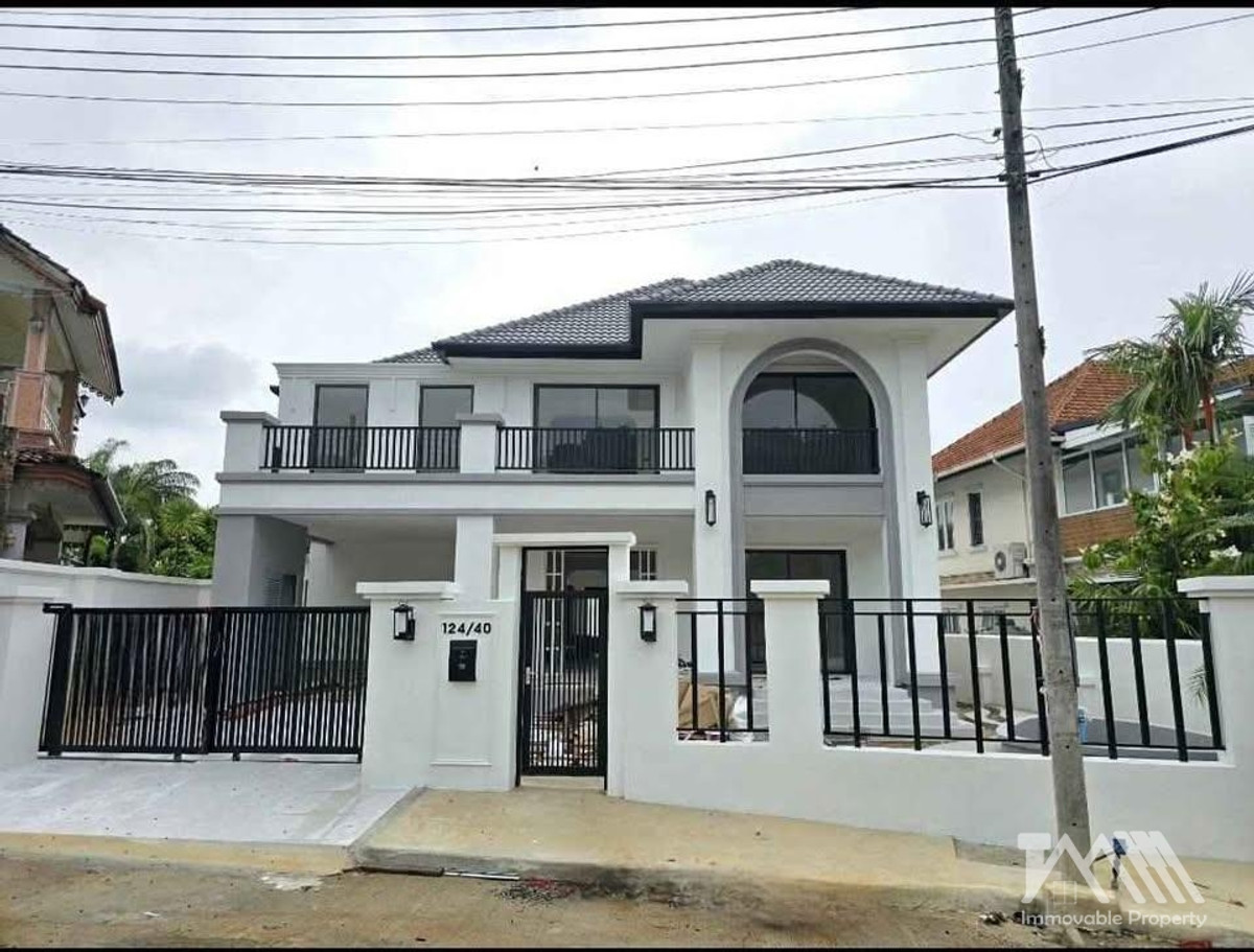 Large detached house with space in the city zone / House Town, Phuket Large detached house with space in the city zone / House Town, Phuket