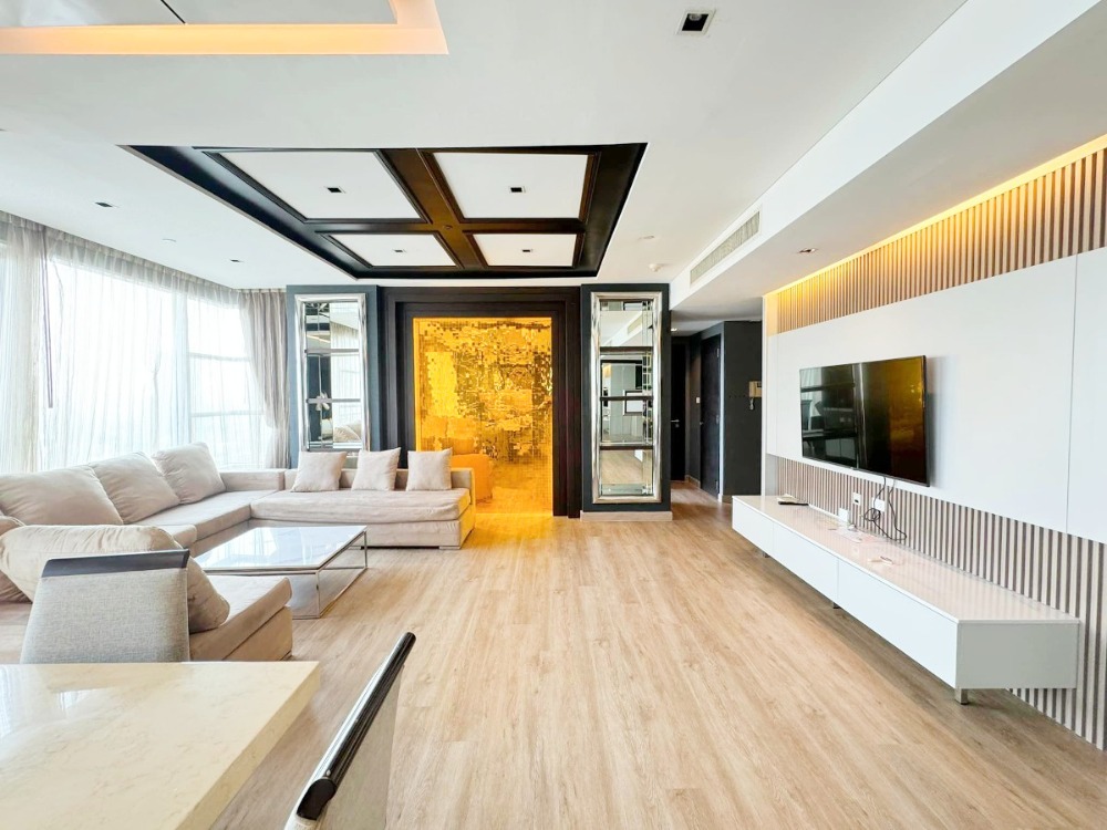 For sale FULLERTON SUKHUMVIT, 24th floor, 3 bedrooms, 4 bathrooms, 152 sqm., in the heart of Thonglor, Ekkamai.