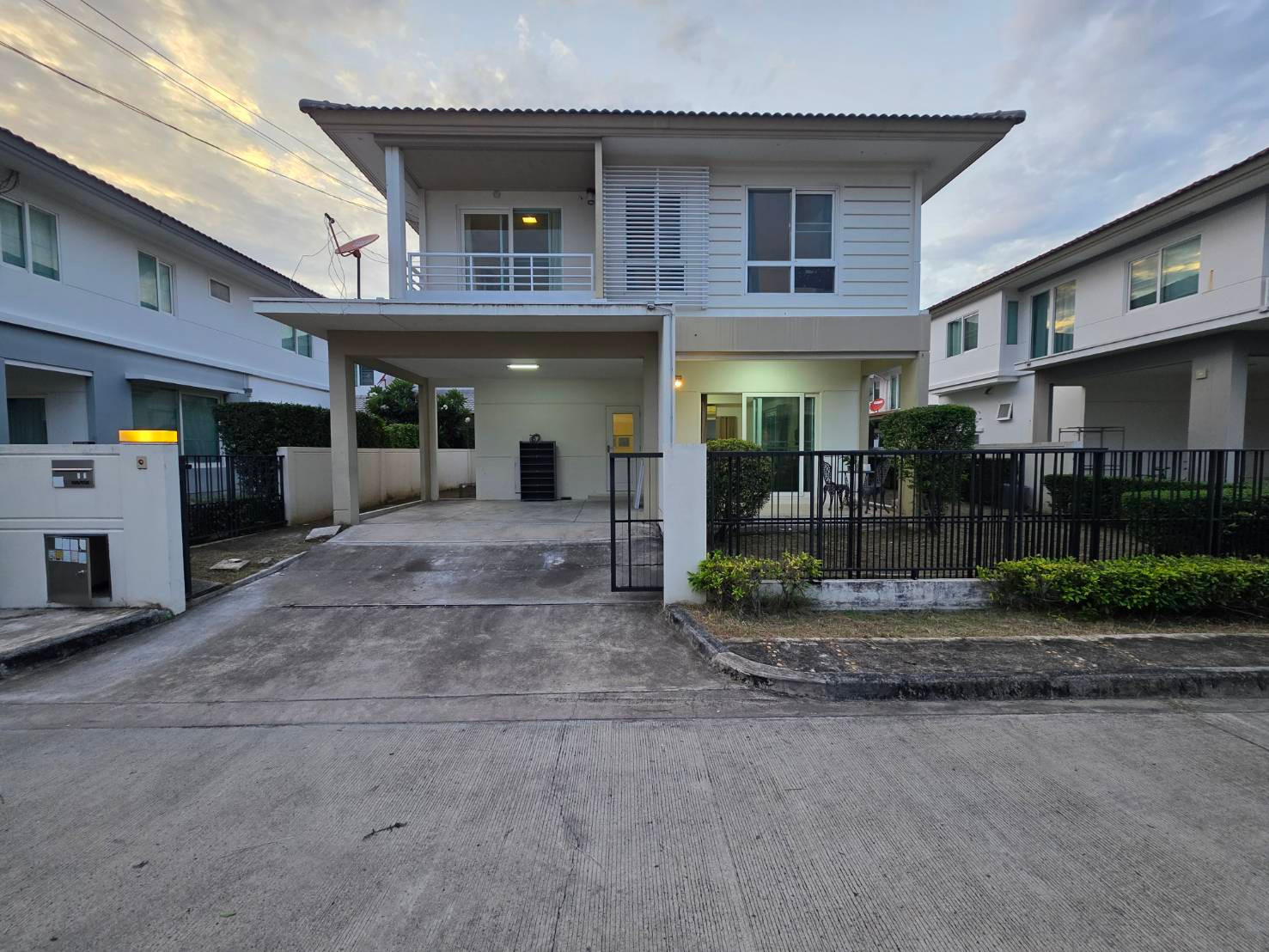 Single house for rent, Chaiyaphruek, Watcharapol, near Saphan Charoen Market, only 2 minutes away.