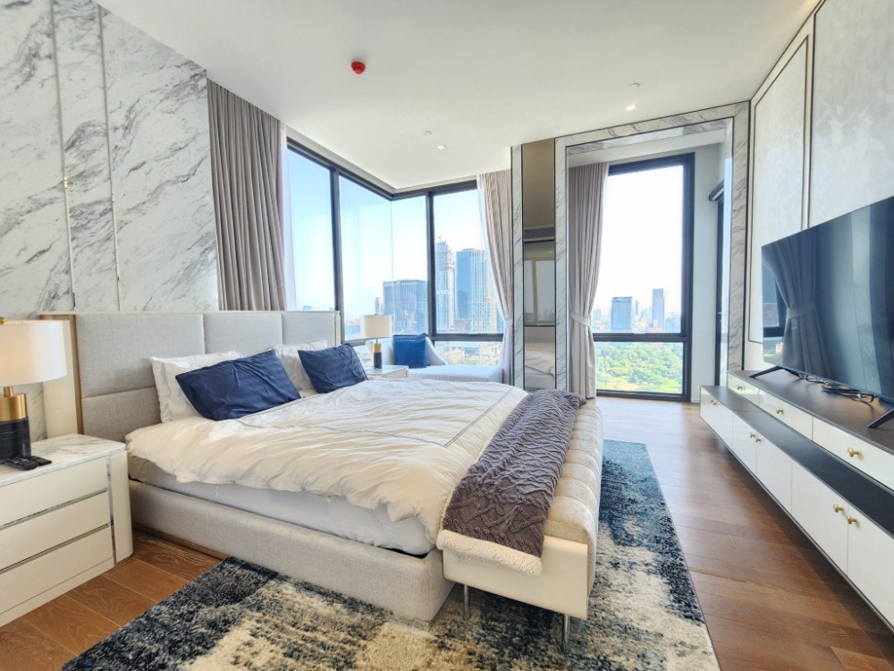 ♦ Rare Unit Penthouse ♦ 25+ Floor, 4 Beds | 254.50 sq.m. | Near BTS Ploenchit 3 mins., MRT Lumpini 4 mins.