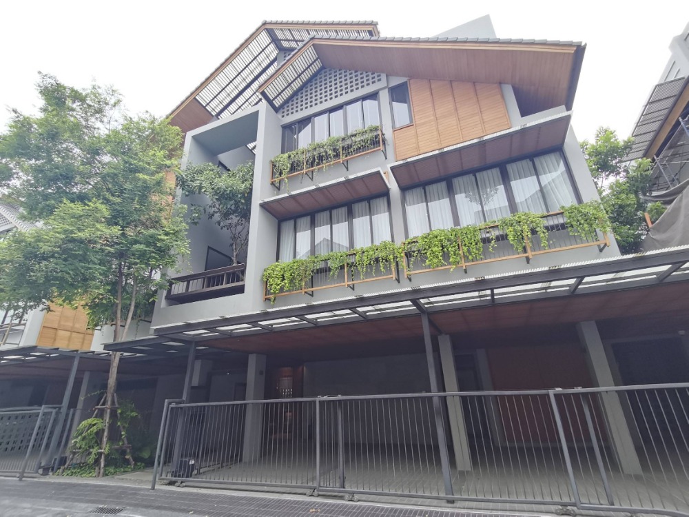 ● Modern Cozy ● Single house 3 storey, 87.50 sq.w. 620 sq.m. | 5 Beds, 6 Parking | Baanbaan Vibhavadi 20 (บ้านบ้าน วิภาวดี 20) | Near Central Ladprao 8 mins., MRT Ladprao 6 mins. ● Modern Cozy ● Single house 3 storey, 87.50 sq.w. 620 sq.m. | 5 Beds, 6 Parking | Baanbaan Vibhavadi 20 (บ้านบ้าน วิภาวดี 20) | Near Central Ladprao 8 mins., MRT Ladprao 6 mins.