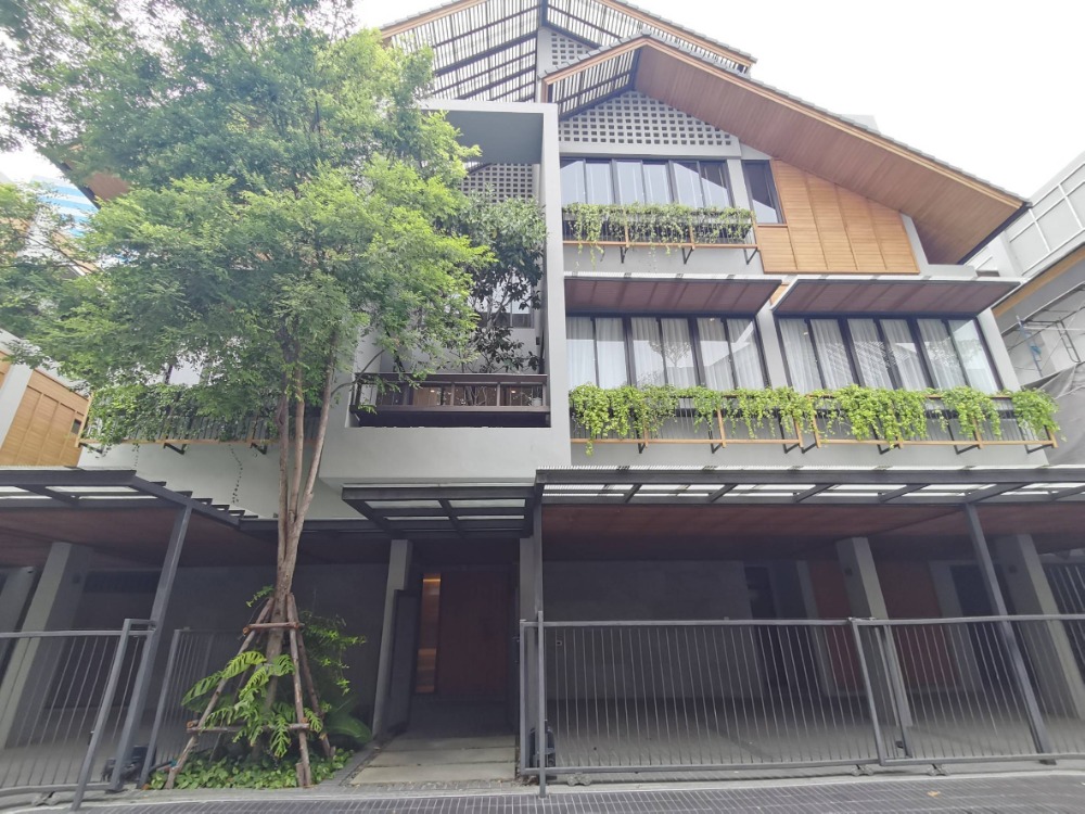 ● Modern Tropical ● Single house 3 storey, 88.70 sq.w. 620 sq.m. | 5 Beds, 6 Parking | Baanbaan Vibhavadi 20 (บ้านบ้าน วิภาวดี 20) | Near Central Ladprao 8 mins., MRT Ladprao 6 mins. ● Modern Tropical ● Single house 3 storey, 88.70 sq.w. 620 sq.m. | 5 Beds, 6 Parking | Baanbaan Vibhavadi 20 (บ้านบ้าน วิภาวดี 20) | Near Central Ladprao 8 mins., MRT Ladprao 6 mins.