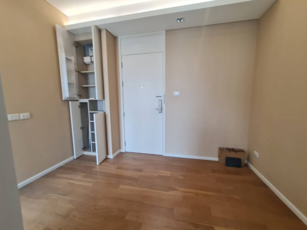 Condo for sale, The Saint Residence, Building C, east side, empty room.