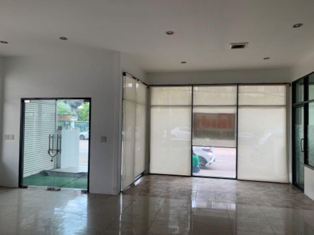 For rent: space on Lat Phrao 71 Road, with parking, near Lat Phrao 71 Station