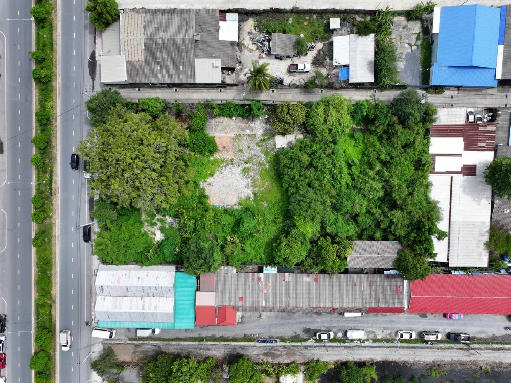Land next to the main road Super special price!! Empty land for sale, 2 rai, Sam Wa 6, connecting Suwinthawong, Hathairat, suitable for a factory, warehouse, office or a market. Location with high growth!!