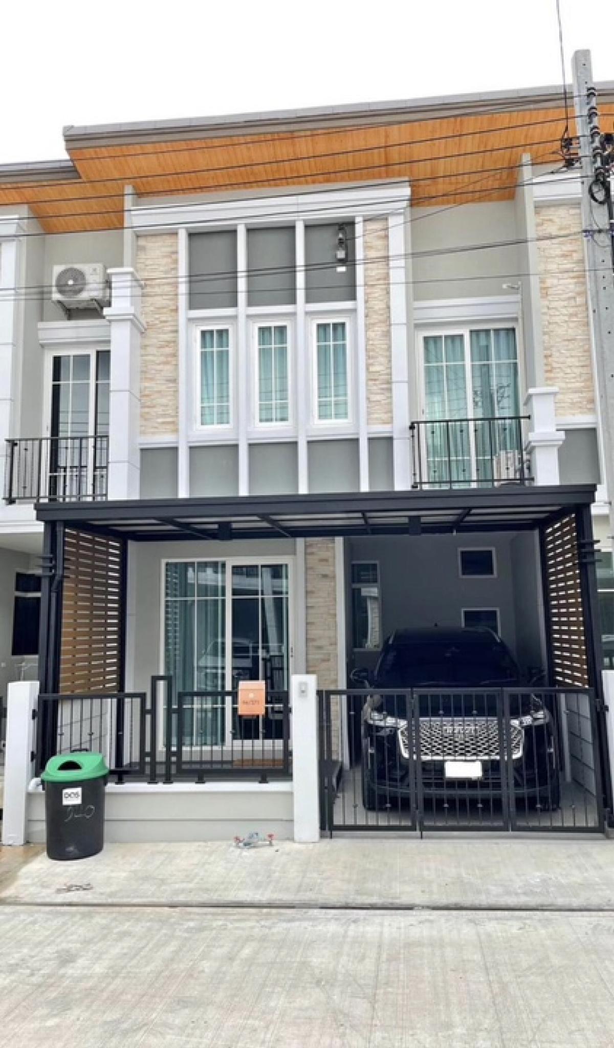 For rent, 2-story townhome, Golden Town Village. Ramintra-Wongwaen 3 bathrooms, 2 bathrooms, 1 kitchen, 2 parking spaces