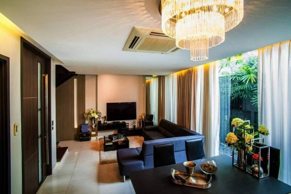 ♦ Super Luxury ♦ ทาวน์โฮม ใจกลางเอกมัย | 4 ห้องนอน 29.00 ตร.ว. 390.00 ตร.ม. | เรสซิเดนท์ สุขุมวิท 65 (Residence Sukhumvit 65) | ใกล้สถานีรถไฟฟ้า BTS เอกมัย 1.3 กม., โรงพยาบาลสุขุมวิท 1.9 กม.