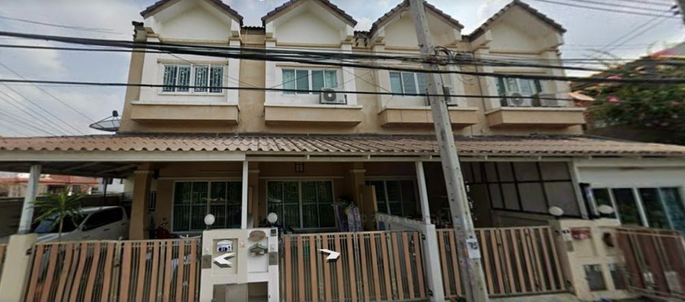 Split-level townhouse Sirichai 5 Project, Phase 2, Soi Pibulsongkram 22, near MRT and Si Rat Expressway, only 15 minutes.
