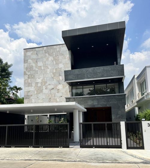 👉ขาย บ้านสร้างใหม่ ใช้วัสดุอย่างดี มี 3 ชั้น พร้อมลิฟท์ และสระว่ายน้ำส่วนตัว บนถนนรัชดาภิเษก ใกล้สี่แยกวงศ์สว่าง
