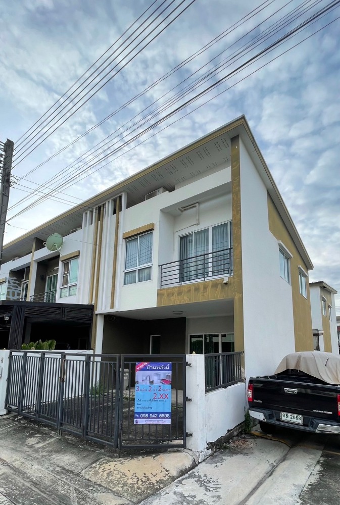 2-story townhome for sale, corner unit, good condition, ready to move in, Bellsville Phraya Suren 25 project. 2-story townhome for sale, corner unit, good condition, ready to move in, Bellsville Phraya Suren 25 project.