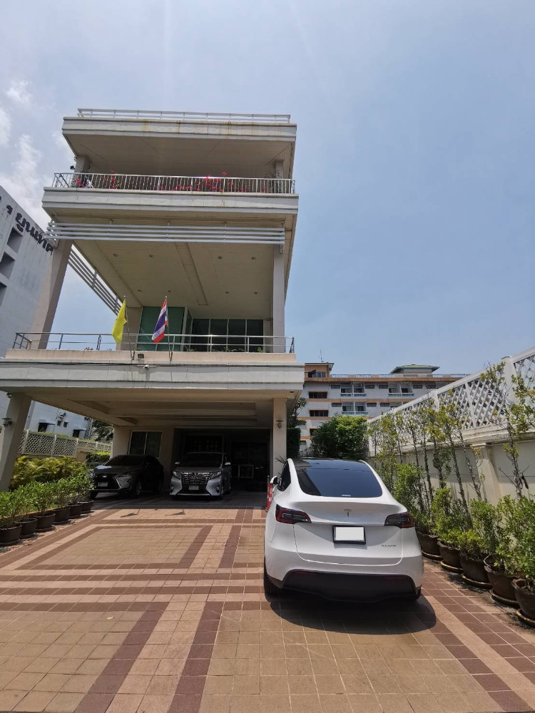 House for sell Ekamai 12/ Pride 37: 330sqwah 160,000,000 Am: 0656199198