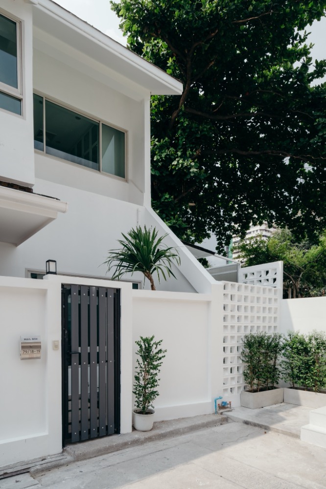 Urgent sale!! House, good location, Sukhumvit 15, only 1 minute to NIST International School, 5 minutes to BTS Asoke. Urgent sale!! House, good location, Sukhumvit 15, only 1 minute to NIST International School, 5 minutes to BTS Asoke.