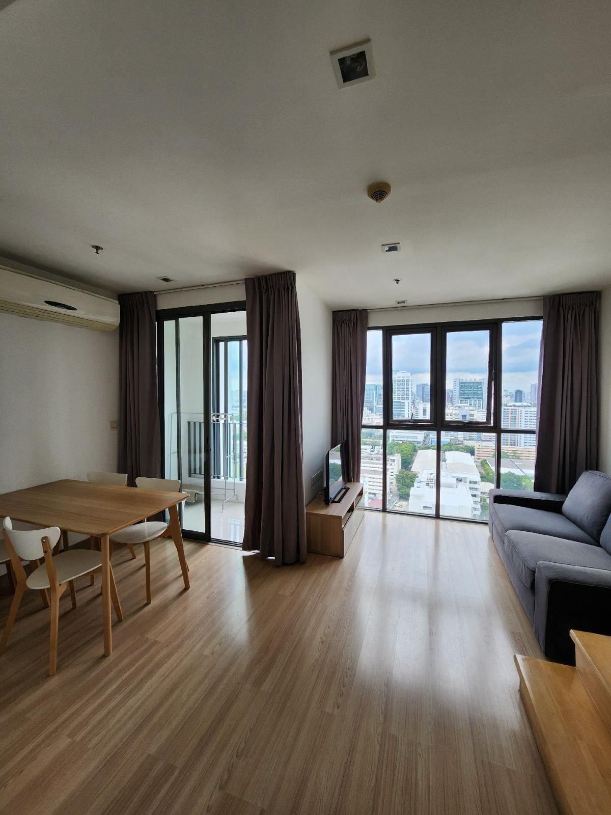 Condo for rent, ideo mobi, duplex room, 2 bedrooms, 2 bathrooms, near Phayathai BTS. The price is very good.