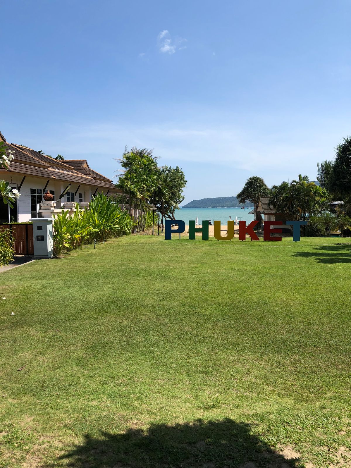ขายโรงแรม 4 ดาว 120 ห้อง ติดอ่าวฉลอง 80 เมตร ใกล้หาดราไวย์ จ. ภูเก็ต พื้นที่ 10 ไร่ 89.8 ตารางวา ราคา 550 ลบ.