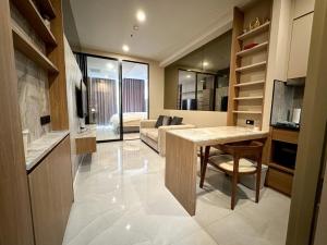 ● Best Price ● ตึก C ชั้น 25+ | 1 ห้องนอน 45.00 ตร.ม. | คอนโดมี Skywalk เชื่อมเข้า BTS เพลินจิต, Central Embassy