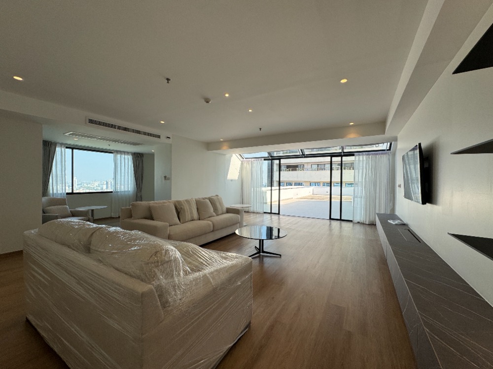 📢👇Newly renovated Roof top Duplex Penthouse huge size with huge balcony , unblocked view , 3 bedrooms , near Ekamai, Thonglor and Phrakanong Available now