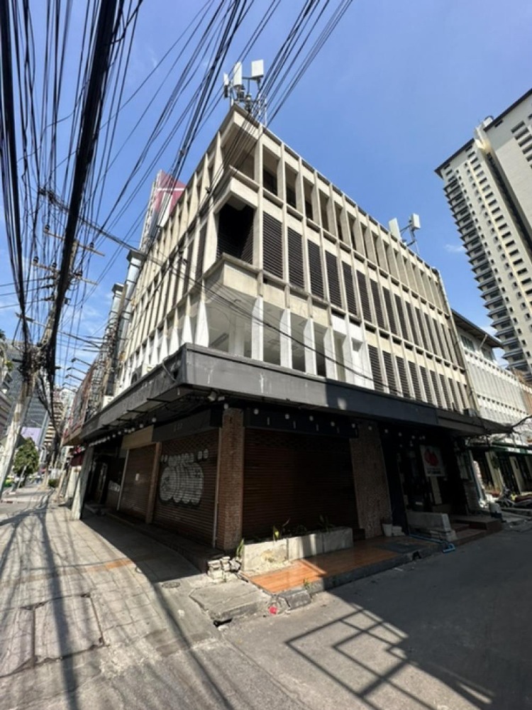 Commercial building, 2 units, 4 floors, located in the heart of Asok Montri Road | 440 sq.m., 10 beds, 10 baths | Near GMM Building 100 m., Srinakharinwirot University 800 m.