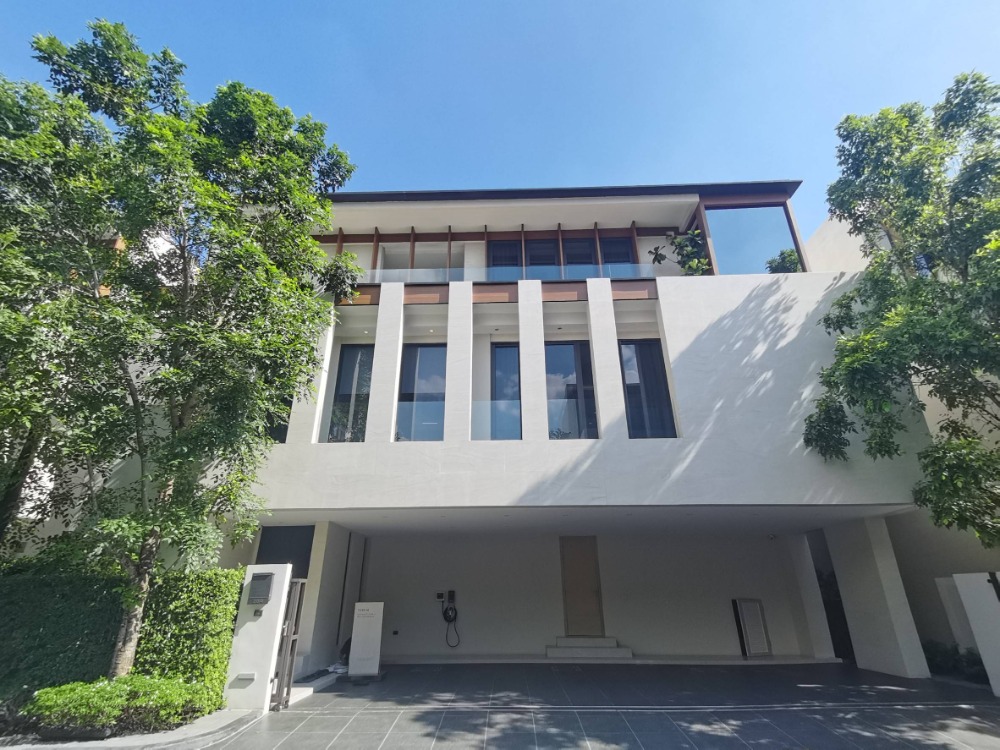 ● Modern Classic​ ● Single house 3 storey 4 beds |  71.90 sq.w. 568.26 sq.m | near Bangkok Prep Secondary Campus 10 mins, ฺBangkok hospital 17 mins