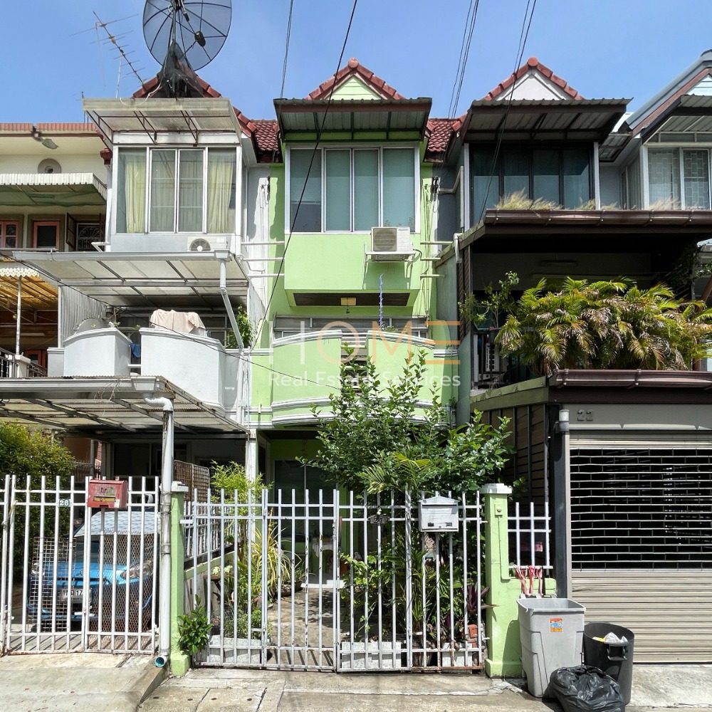 There is a private garden ✨ Townhome Phahonyothin 24 / 4 bedrooms (for sale), Townhome Phahonyothin 24 / 4 Bedrooms (SALE) MEAW485