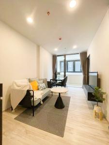 For sale: XT Huai Khwang, 1 bedroom, 35 sq m., 9th floor, excellent condition, fully furnished, next to MRT Huai Khwang.