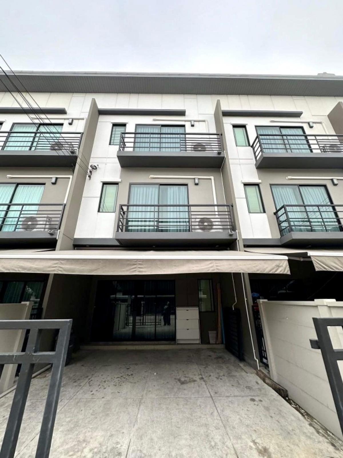 🌟For rent: Townhome Baan Klang Muang Srinakarin- Onnut . Townhome 3 storeys 3 bedrooms and 3 bathrooms. Fully furnished and decorated. Near BTS Si Nut .💥Rental Fee: 32,000 THB/month. 🌟For rent: Townhome Baan Klang Muang Srinakarin- Onnut . Townhome 3 storeys 3 bedrooms and 3 bathrooms. Fully furnished and decorated. Near BTS Si Nut .💥Rental Fee: 32,000 THB/month.
