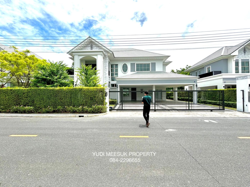 Luxurious mansion for a large family, 2 houses next to a shopping mall. Luxurious mansion for a large family, 2 houses next to a shopping mall.