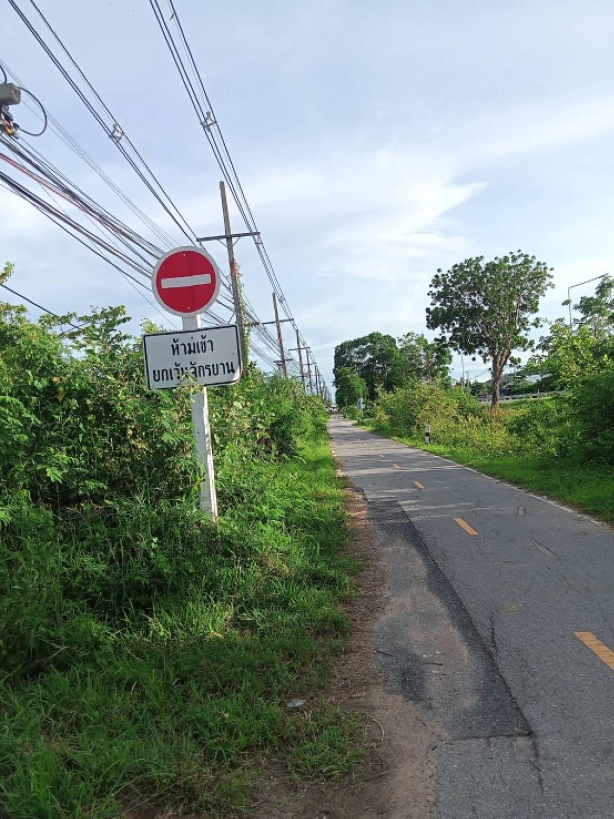 ขายที่ดินหัวหิน# 103 และติดถนนเพชรเกษม #และสถานีรถไฟเขาเต่า# เนื้อที่ 3-0-81.1 ไร่หรือ 1,581.1 ตรว หน้ากว้างติดถนนเพชรเกษม59 เมตร ด้านหลังติดสถานีรถไฟเขาเต่า กว้าง48 เมตร ลึก118 ม เหมาะทำโครงการ พูลวิลล่า#