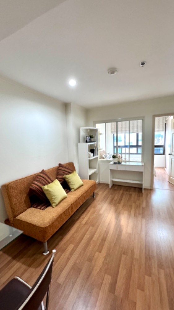 Condo for urgent sale, easy to travel anywhere, close to the BTS, easy to find things to eat, can be an investment, good to live in yourself, selling at an affordable price, negotiable, if interested, chat or call. Condo for urgent sale, easy to travel anywhere, close to the BTS, easy to find things to eat, can be an investment, good to live in yourself, selling at an affordable price, negotiable, if interested, chat or call.