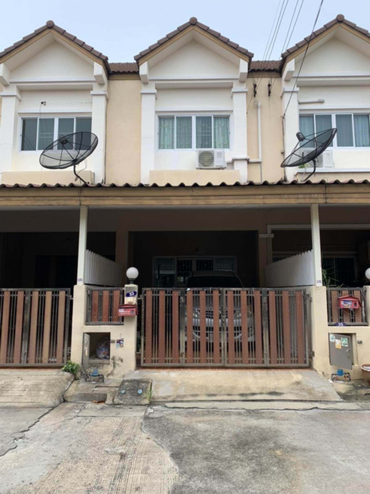 Townhomes for sale, 2.5 floors, Sirichai Village 5, close to MRT, only 2.3 km., free 2 a/c and lots of furniture.