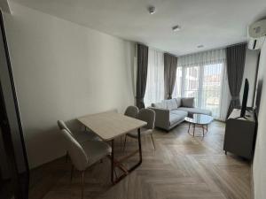 ❖ Luxury class ❖ 05+ Floor,2 Bedrooms, 58.00 sq.m. | Near J Avenue 4 mins., Donki Mall 6 mins., The American School of Bangkok 6 Mins., BTS Thonglor 9 mins.