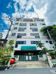 ♦ Prime location ♦ อาคารที่พักอาศัก 8 ชั้น เอกมัย 10 6 ห้องนอน | 103.00 ตร.ว. 1,400 ตร.ม. | ใกล้ ดองกิ มอลล์ ทองหล่อ 3 นาที, BTS เอกมัย 5 นาที,  เมเจอร์ ซีนีเพล็กซ์ 6 นาที