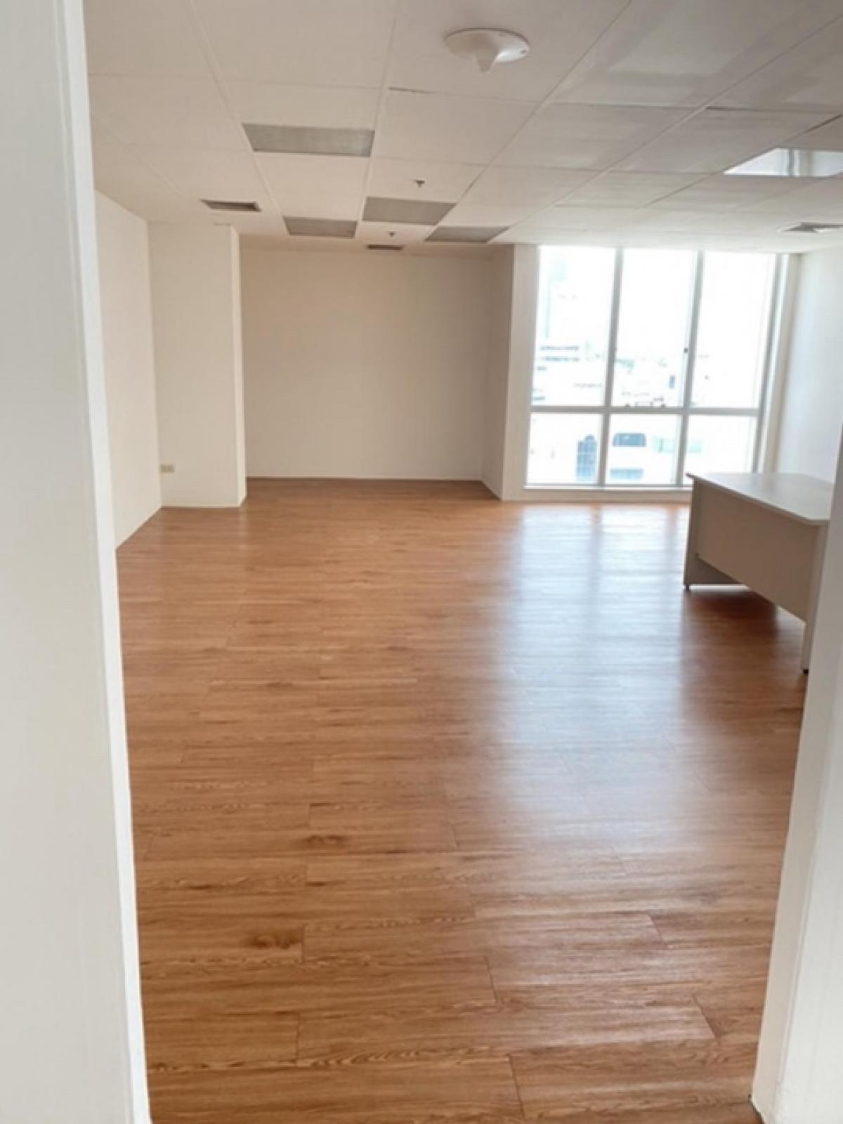 Space for rent from 100 - 1,000+ Sq.m.办公室出租 从100平方米到1000多平方米等。每100平方米免费停1辆车。服务费为每平方米500泰铢。请联系 K.Kate 063-698-2956
