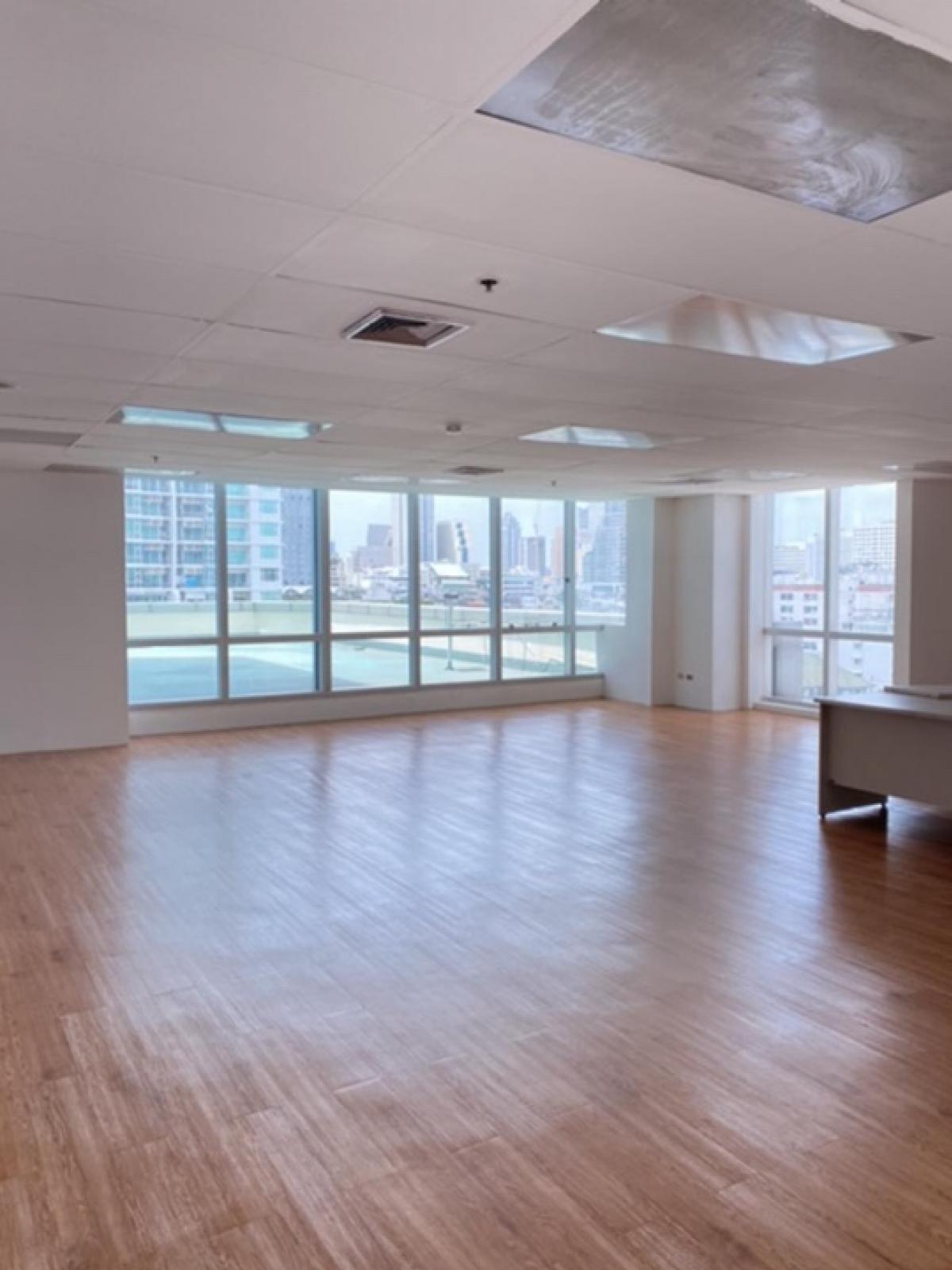 Space for rent from 100 - 1,000+ Sq.m.办公室出租 从100平方米到1000多平方米等。每100平方米免费停1辆车。服务费为每平方米500泰铢。请联系 K.Kate 063-698-2956 – รูปที่ 2