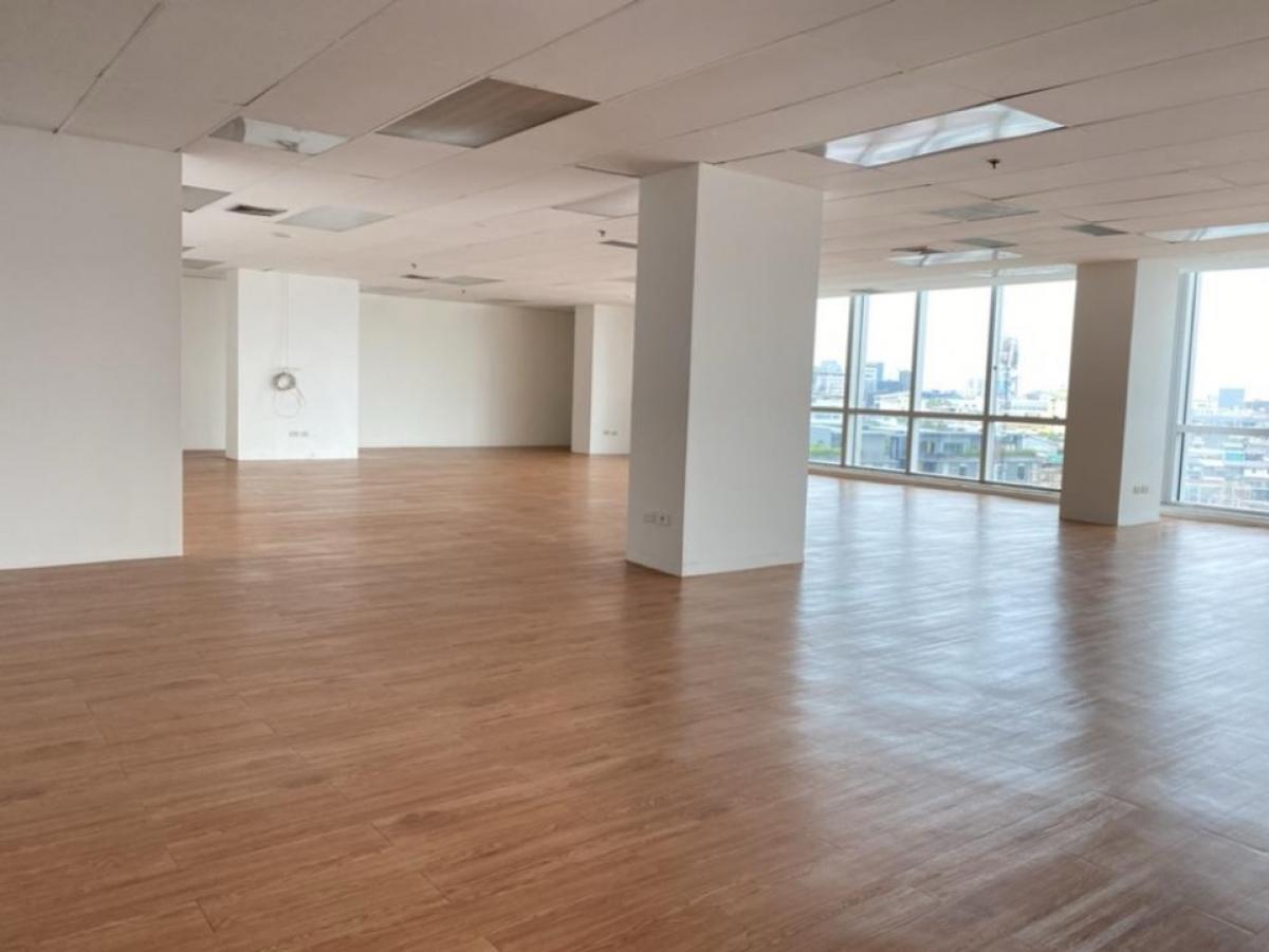 Space for rent from 100 - 1,000+ Sq.m.办公室出租 从100平方米到1000多平方米等。每100平方米免费停1辆车。服务费为每平方米500泰铢。请联系 K.Kate 063-698-2956 – รูปที่ 4