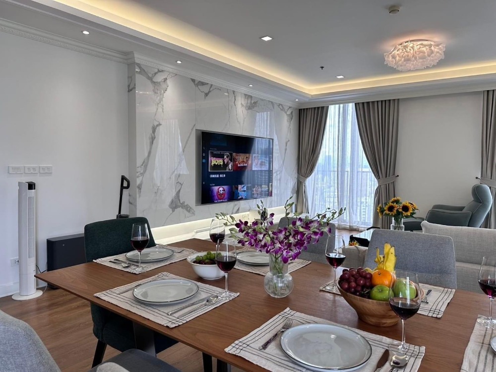 ♦ Penthouse ♦ 25+ floor |  136.00 sq.m. 3 beds​ ​| near EmQuartier 3 mins, Benchasiri Park 3 mins, BTS Phrom Phong station 3 mins