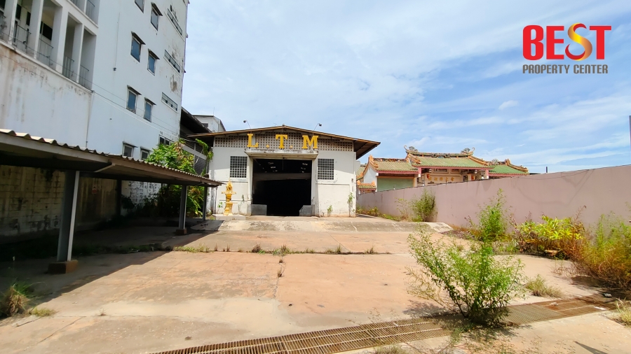 Land for sale with warehouse, on Sukhumvit Road, near BTS and MRT Samrong, size 371 square wah, red plan Land for sale with warehouse, on Sukhumvit Road, near BTS and MRT Samrong, size 371 square wah, red plan