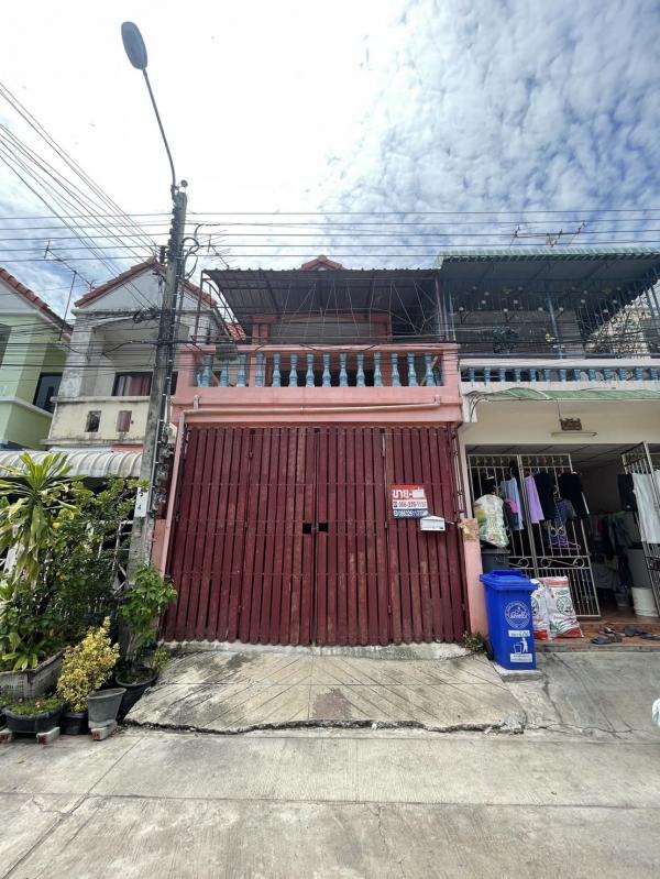 Townhouse for sale Thai Somboon Village, Pracha Uthit 90, Phra Samut Chedi add front and back Well laid tiles at the beginning of the project near the main road Townhouse for sale Thai Somboon Village, Pracha Uthit 90, Phra Samut Chedi add front and back Well laid tiles at the beginning of the project near the main road