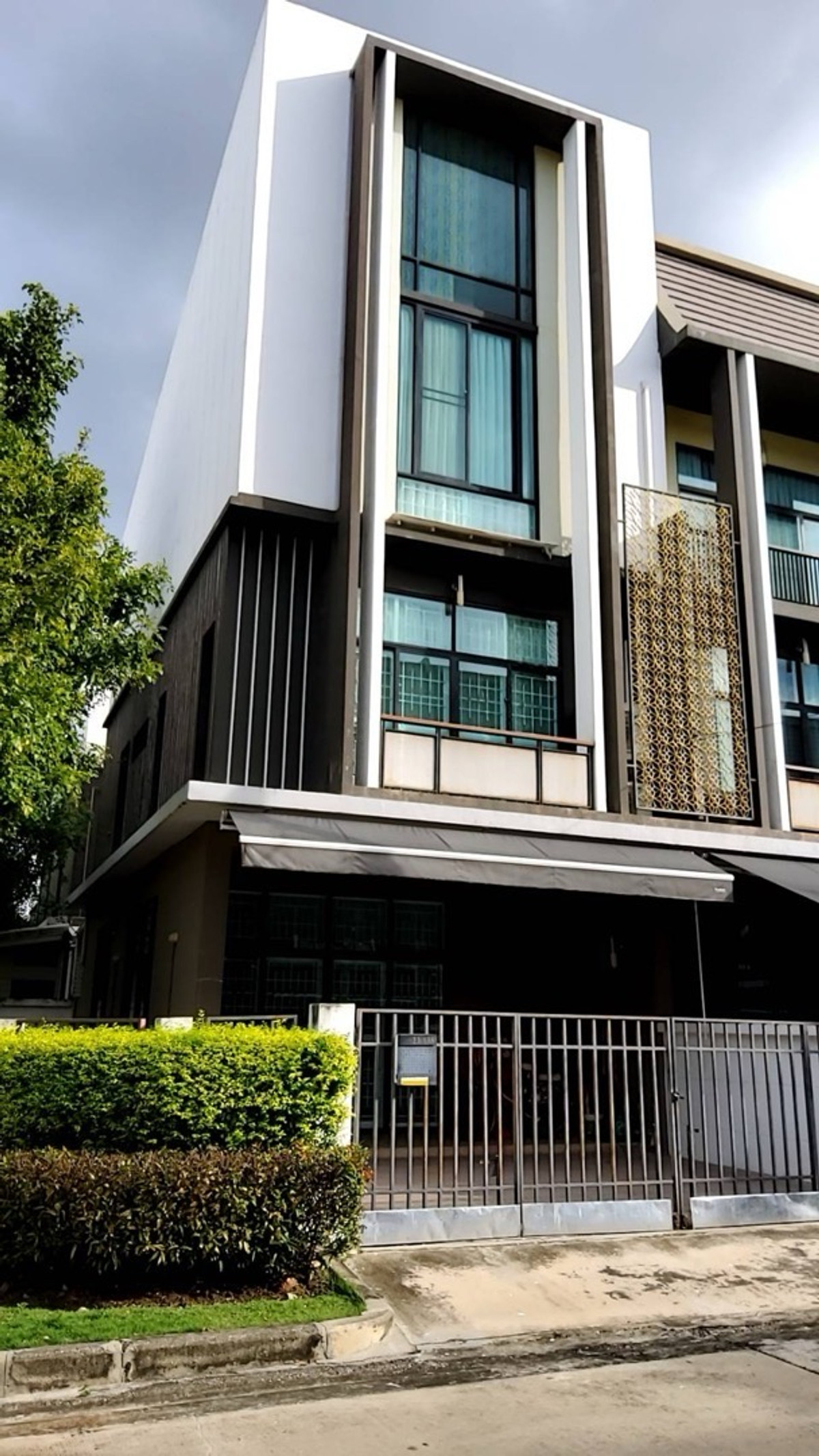 ให้เช่า Townhome/Home office โครงการ Flora Wongsawang ฟลอร่า วงค์สว่าง ให้เช่า Townhome/Home office โครงการ Flora Wongsawang ฟลอร่า วงค์สว่าง