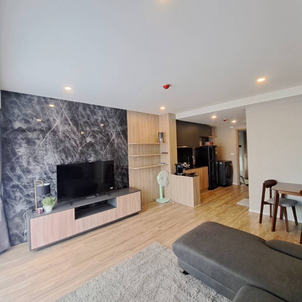 For rent, 2 bedrooms, 2 bathrooms, beautiful room, fully decorated, Bossum Condo Sathorn-Charoenrat, near BTS Surasak. For rent, 2 bedrooms, 2 bathrooms, beautiful room, fully decorated, Bossum Condo Sathorn-Charoenrat, near BTS Surasak.