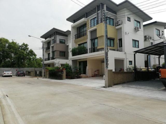 For Rent,  Golden Prestige Watcharapol-Sukhapiban 5 Tel. 099-998-3897