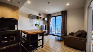📢👇Sell with tenant til june 2026
 7 ‘s Good and more 📢👇 Good place , good for investment , good for living, good price , good decoration , good view, good appliances close to Jatujak park, and Sunday market.