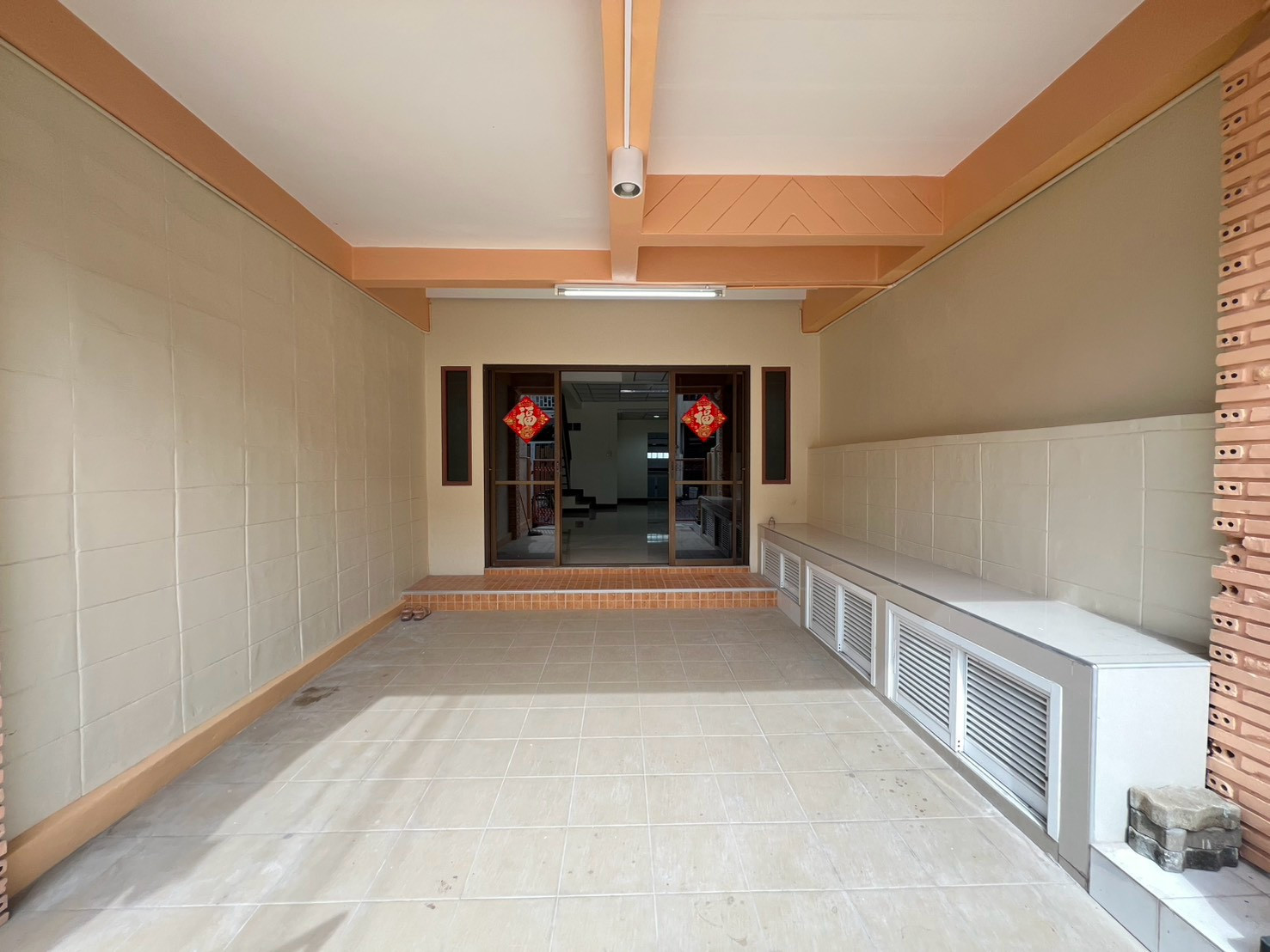 2-story townhouse for sale, Soi Ramintra 67, Intersection 1, Watcharaphon, BTS Ramintra Km. 6. – รูปที่ 2