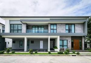 ● Modern Style ● บ้านเดี่ยว 2 ชั้น 5 ห้องนอน 4 ที่จอดรถ | 90.00 ตร.ว. 416.00 ตร.ม. | ใกล้ สนามกอล์ฟ เมืองแก้ว 6 นาที, IKEA บางนา 9 นาที, Mega บางนา 9 นาที