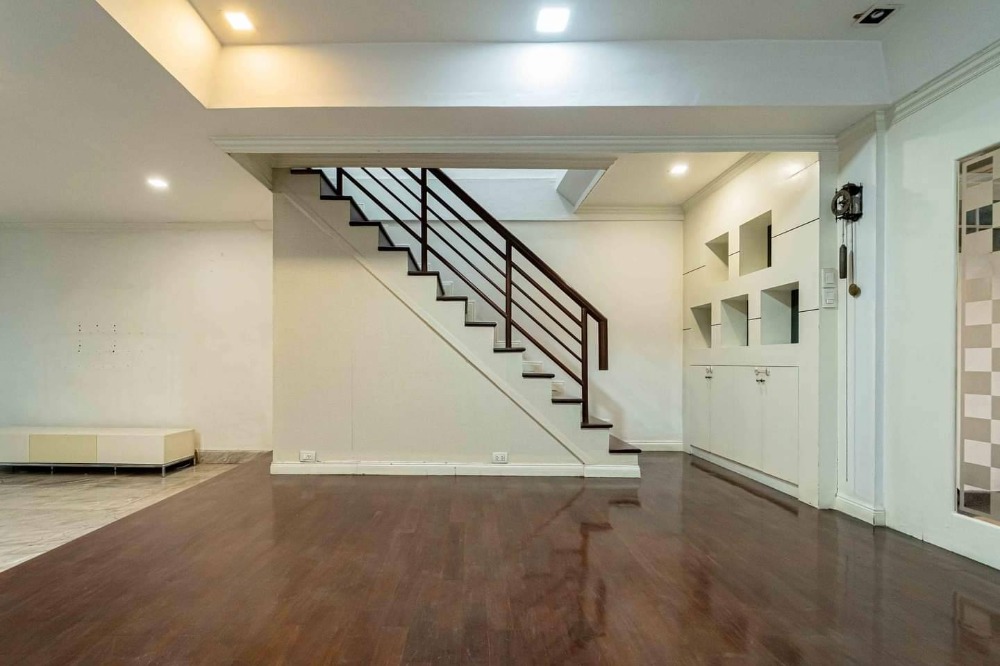 ♦ Prime Location ♦ Townhouse 5 storey 5 beds | 20.00 sq.w. 350.00 sq.m. | near Silom Complex 1 mins, BNH hospital 3 mins, MRT Silom 5 mins – รูปที่ 2