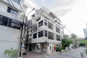 ♦ Prime Location ♦ บ้านทาวน์เฮ้าส์ 5 ชั้น 5 ห้องนอน | 20.00 ตร.ว. 350.00 ตร.ม. | ใกล้ สีลมคอมเพล็กซ์ 1 นาที, โรงพยาบาลบีเอ็นเอช 3 นาที, MRT สีลม 5 นาที, BTS ศาลาแดง 8 นาที