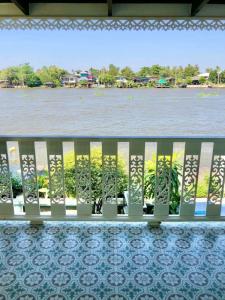 ● บ้านริมแม่น้ำเจ้าพระยา ● ตรงข้ามเกาะเกร็ด บ้านอยู่ฝั่งกรุงเทพฯ ห้าแยกปากเกร็ด-ถนนแจ้งวัฒนะ | 407.50 ตร.ว. 4 ห้องนอน | ด้านหน้าติดแม่น้ำเจ้าพระยายาว31 เมตร