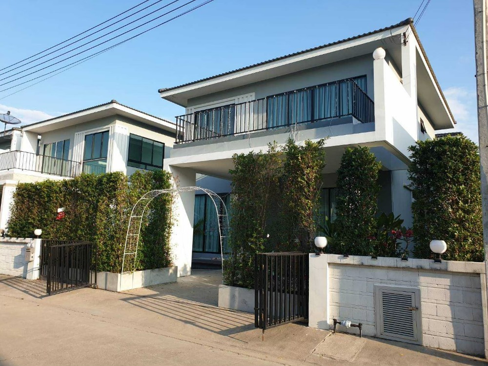88/84 House for rent Maha Heng Next to the motorway, close to the airport, go chill along the Bang Pakong River every evening. Plenty of usable space, good weather, quiet, next to Phra That Phurithat. Suitable for executives with elderly parents.