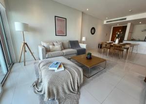 ♦ Best Price ♦ 20+ Floor 96.00 sq.m. | 2 beds, Fully furnished, Pet friendly | Luxury condo near BTS Ekkamai, Thonglor 1 min., Major Cineplex Sukhumvit 1 min.